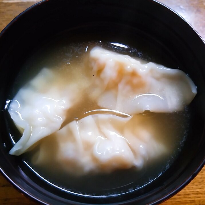 エビ入り水餃子の中華スープ